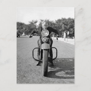 Mädchen auf Motorrad, 1937 Postkarte