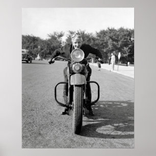 Mädchen auf Motorrad, 1937. Vintage-Foto Poster