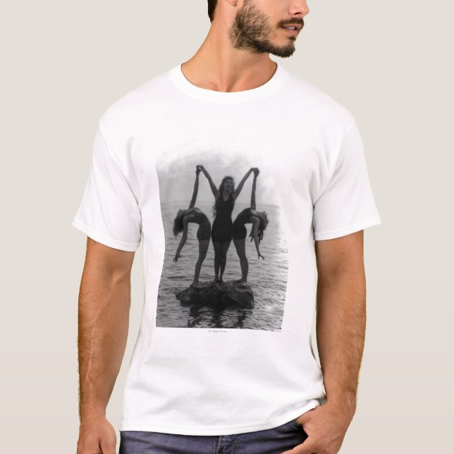 Mädchen bei der Aufstellung auf einem Felsen im T-Shirt (Vorderseite)