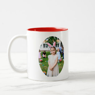Mädchen beim Eiersuchen mit Hasenohren Zweifarbige Tasse