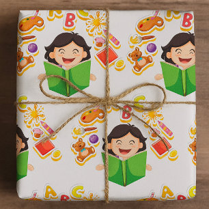 Mädchen beim Lesen und Lernen von ABC-Buchstaben u Geschenkpapier