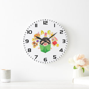 Mädchen beim Lesen und Lernen von ABC-Buchstaben u Große Wanduhr