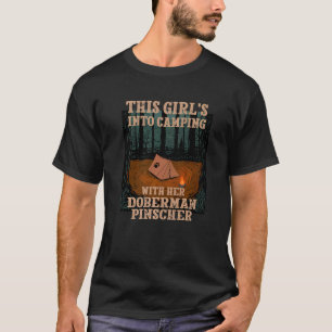 Mädchen beim Zelten mit ihrem Dobermann-Pinscher-H T-Shirt