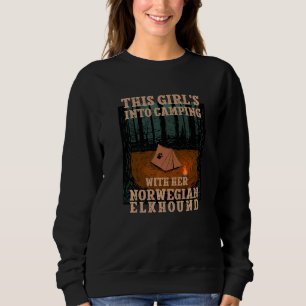 Mädchen beim Zelten mit ihrem norwegischen Elchhun Sweatshirt