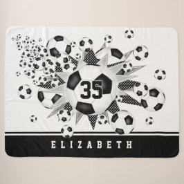 Mädchen benennen Jersey Nummer auf Fußballbälle St Sherpadecke