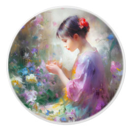 Mädchen bewundert eine Blume in ihren Händen Keramikknauf