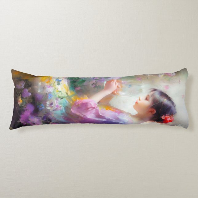 Mädchen bewundert eine Blume in ihren Händen Seitenschläferkissen (Vorderseite)