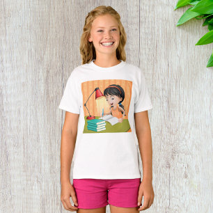 Mädchen, das am Schreibtisch Hausaufgaben macht T-Shirt