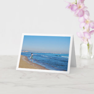 Mädchen, das am Strand entlangläuft Karte