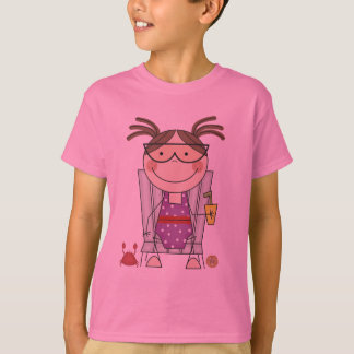Mädchen, das an den Strand-T-Shirts und den T-Shirt