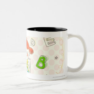 Mädchen, das auf dem Stuhl, studierend sitzt Zweifarbige Tasse