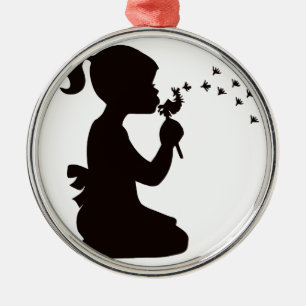 Mädchen, das auf Löwenzahn-Silhouette durchbrenn Silbernes Ornament