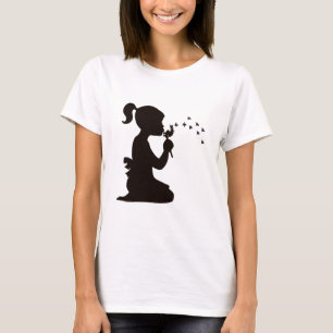 Mädchen, das auf Löwenzahn-Silhouette durchbrenn T-Shirt