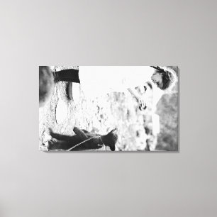 Mädchen, das Bärenjunges in Seward füttert Leinwanddruck