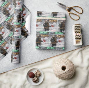 Mädchen, das einen Weg zu einem Yarn-Store schippt Geschenkpapier