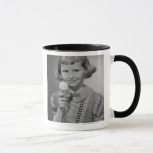 Mädchen, das Eis isst Tasse