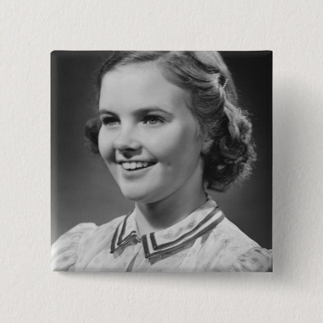 Mädchen, das im Studio aufwirft Button (Vorderseite)