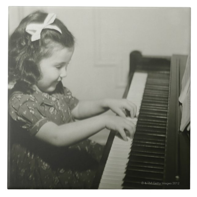 Mädchen, das Klavier spielt Fliese (Vorderseite)
