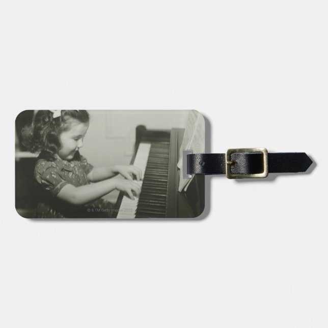 Mädchen, das Klavier spielt Gepäckanhänger (Vorderseite horizontal)