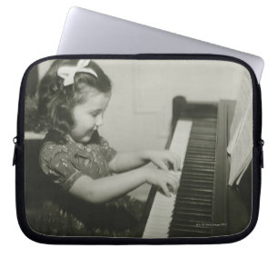 Mädchen, das Klavier spielt Laptopschutzhülle
