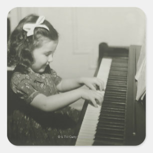 Mädchen, das Klavier spielt Quadratischer Aufkleber