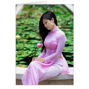 Mädchen, das Lotos am Brunnen hält