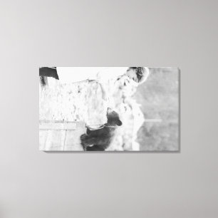 Mädchen, das mit Bärenjunges in Seward 2 spielt Leinwanddruck