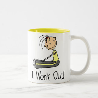 Mädchen, das Tasse ausarbeitet