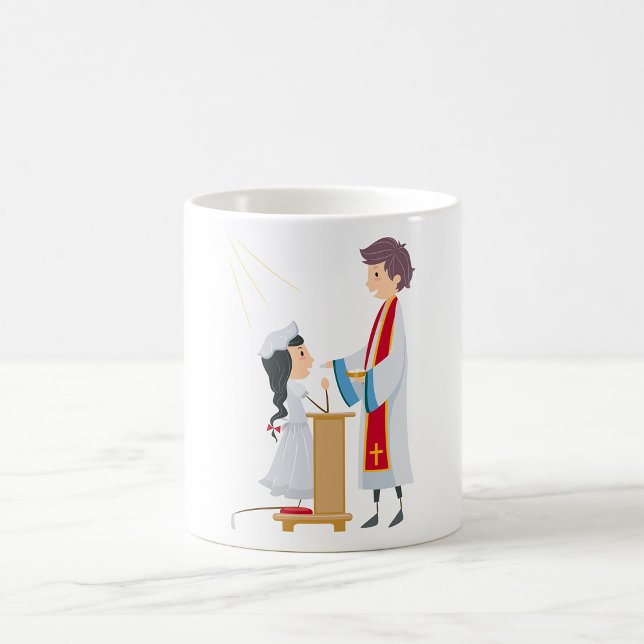 Mädchen, die eine Kommunion-Tasse erhalten Kaffeetasse (Von Creator hochgeladen)