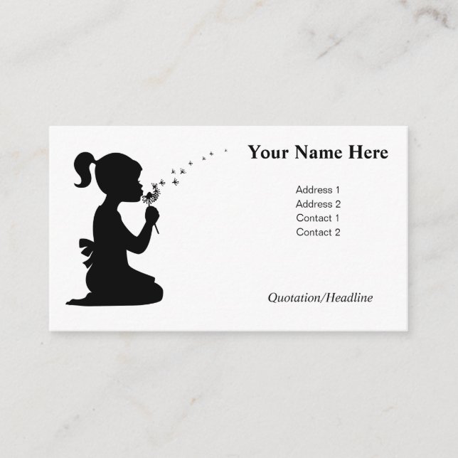 Mädchen, die eine Löwenzahn-Blume wünschen und bla Hinweiskarte (Vorderseite)