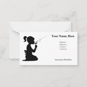 Mädchen, die eine Löwenzahn-Blume wünschen und bla Hinweiskarte