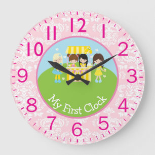 Mädchen, die Erfrischungen servieren Große Wanduhr