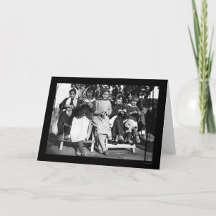 Mädchen, die in Albanien 1923 stricken Karte