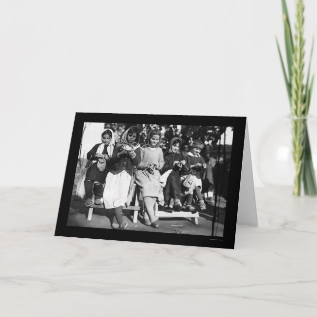 Mädchen, die in Albanien 1923 stricken Karte (Vorderseite)