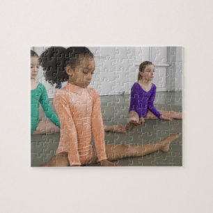 Mädchen, die in Gymnastikpraxis ausdehnen Puzzle