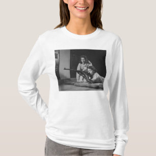 Mädchen, die in Sieg-Korps-GewehrMarksmanship T-Shirt