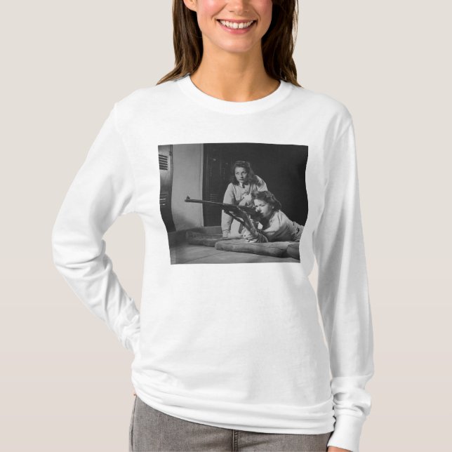 Mädchen, die in Sieg-Korps-GewehrMarksmanship T-Shirt (Vorderseite)