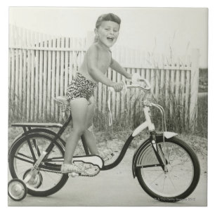 Mädchen fährt Fahrrad Fliese