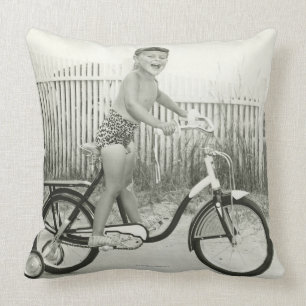 Mädchen fährt Fahrrad Kissen