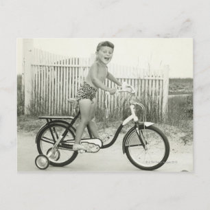 Mädchen fährt Fahrrad Postkarte