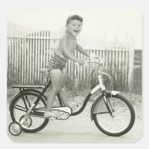 Mädchen fährt Fahrrad Quadratischer Aufkleber