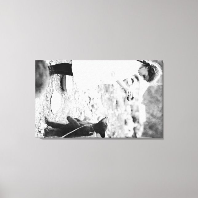 Mädchen Fütternd Bärenkuppe in Seward Leinwanddruck (Vorderseite)