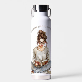 Mädchen genießen ein Buch mit Kaffee, vermeiden Trinkflasche