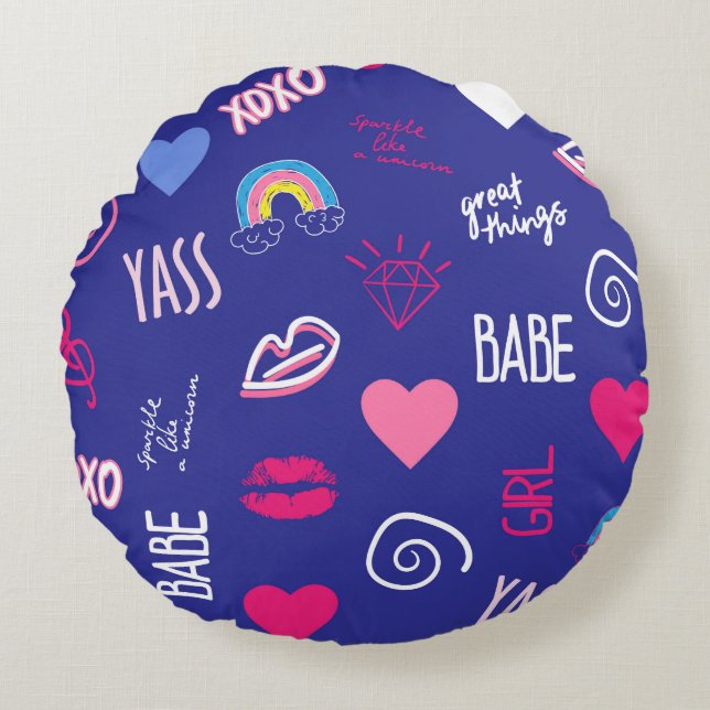 Mädchen gestalten nahtloses Muster mit Slogan. Han Rundes Kissen (Vorderseite)
