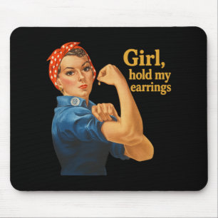 Mädchen halten meine Ohrringe gegen Trump Rosie Th Mousepad