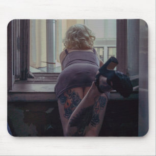 Mädchen im Fenster Mousepad