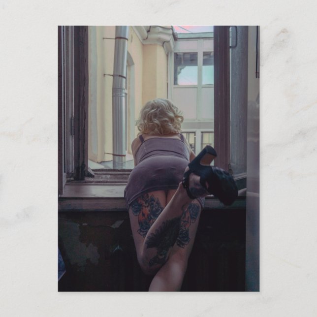 Mädchen im Fenster Postkarte (Vorderseite)