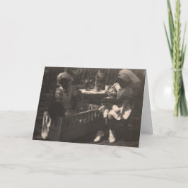 Mädchen im Kreuz-Krankenschwester-Kostüm erhalten Karte