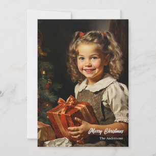 Mädchen im Retrolook lächelt mit Weihnachtsgeschen Feiertagskarte