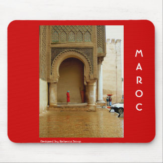 Mädchen im roten Mantel Mousepad